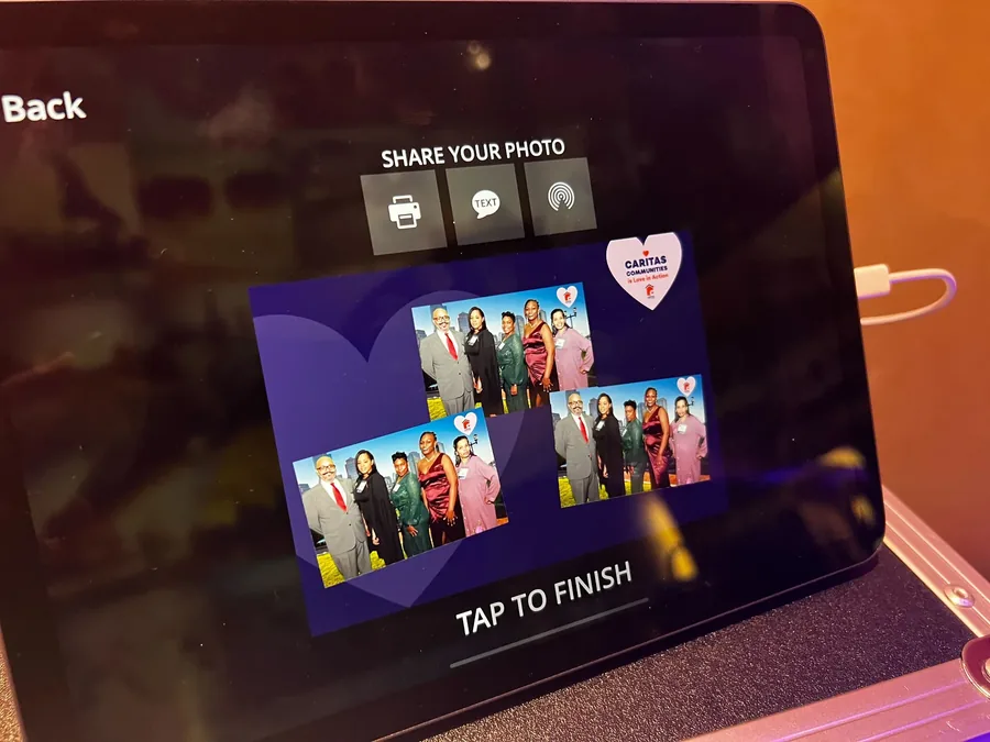 Close-up of the iPad sharing screen with print, text and AirDrop options